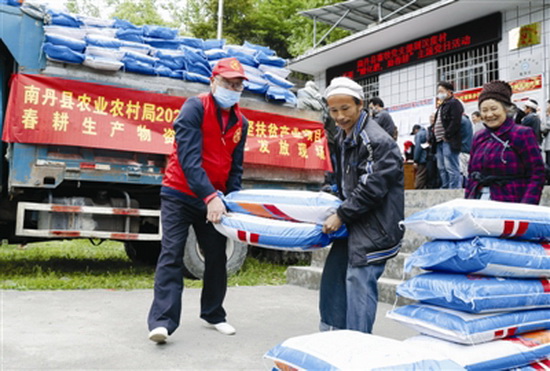 捐赠化肥 助力春耕