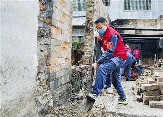 “光明使者”助力危房改造