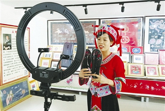 罗城民族文化扶贫车间网络直播仫佬族刺绣技艺