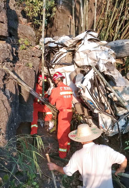 大化1名扶贫干部驾车翻下山坡，不幸罹难