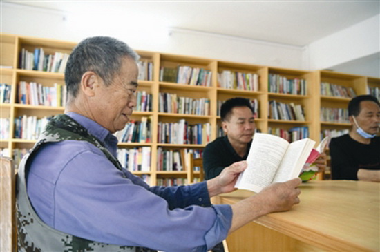 扶贫搬迁安置点农家书屋添新书