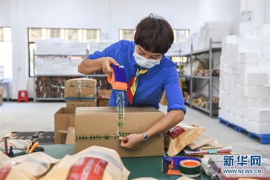 仫佬族女企业家发展电商助力群众脱贫致富