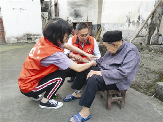 家庭医生签约服务 志愿者送医上门