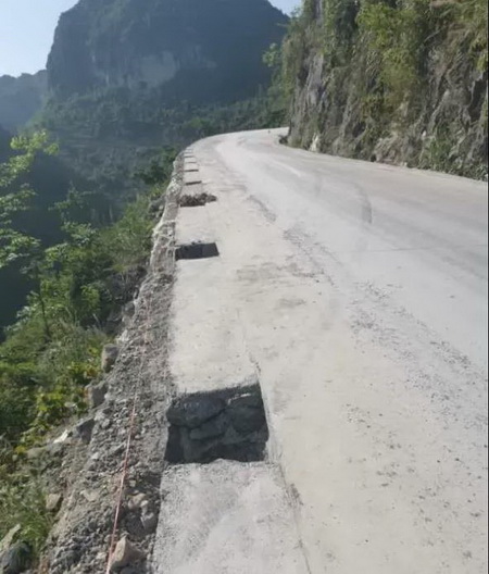 大化1名扶贫干部驾车翻下山坡，不幸罹难