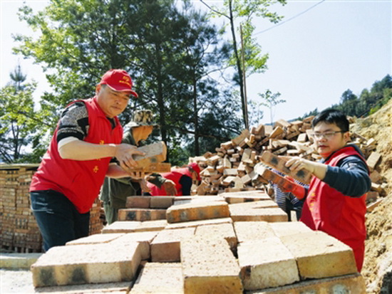 干部变身建筑工 贫困户圆了安居梦