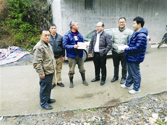 用生命“啃石头”的扶贫战士